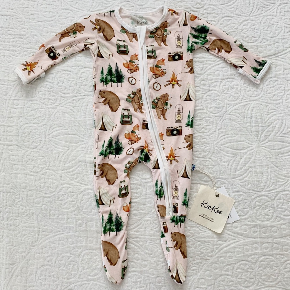 KICKEE Zipper Footie Pajamas, Latte Camping Animals (3-6 Months)‎